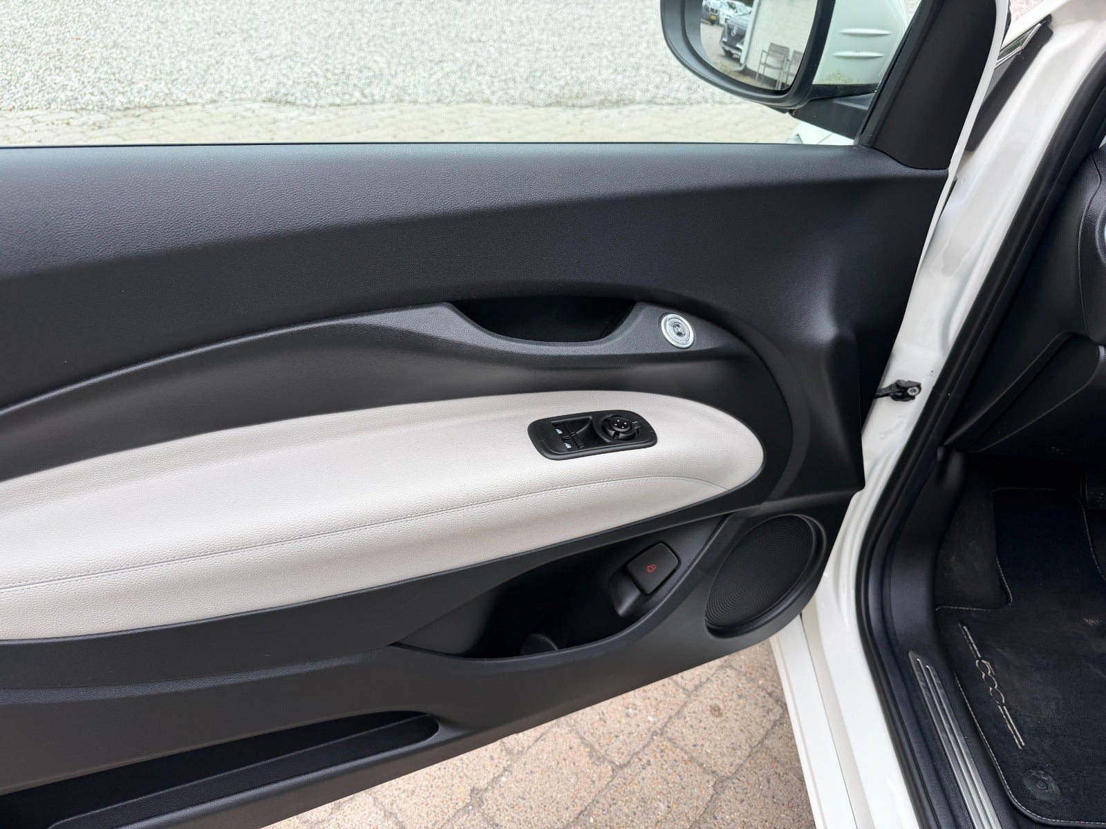 Hvid Fiat 500e fra 2023