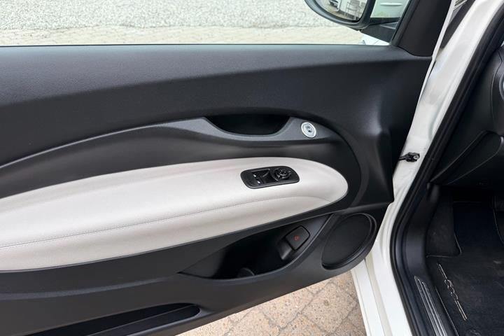Hvid Fiat 500e fra 2023