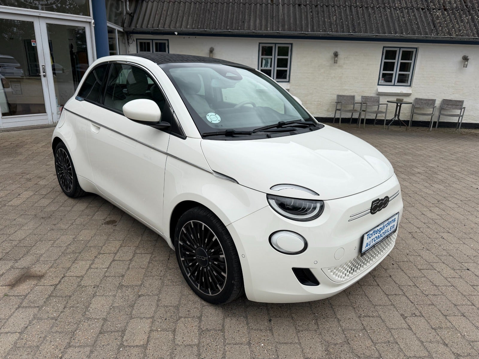 Hvid Fiat 500e fra 2023