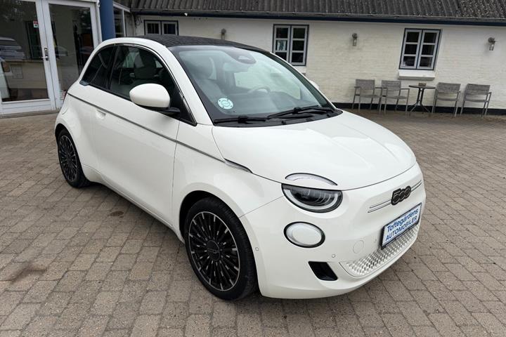 Hvid Fiat 500e fra 2023