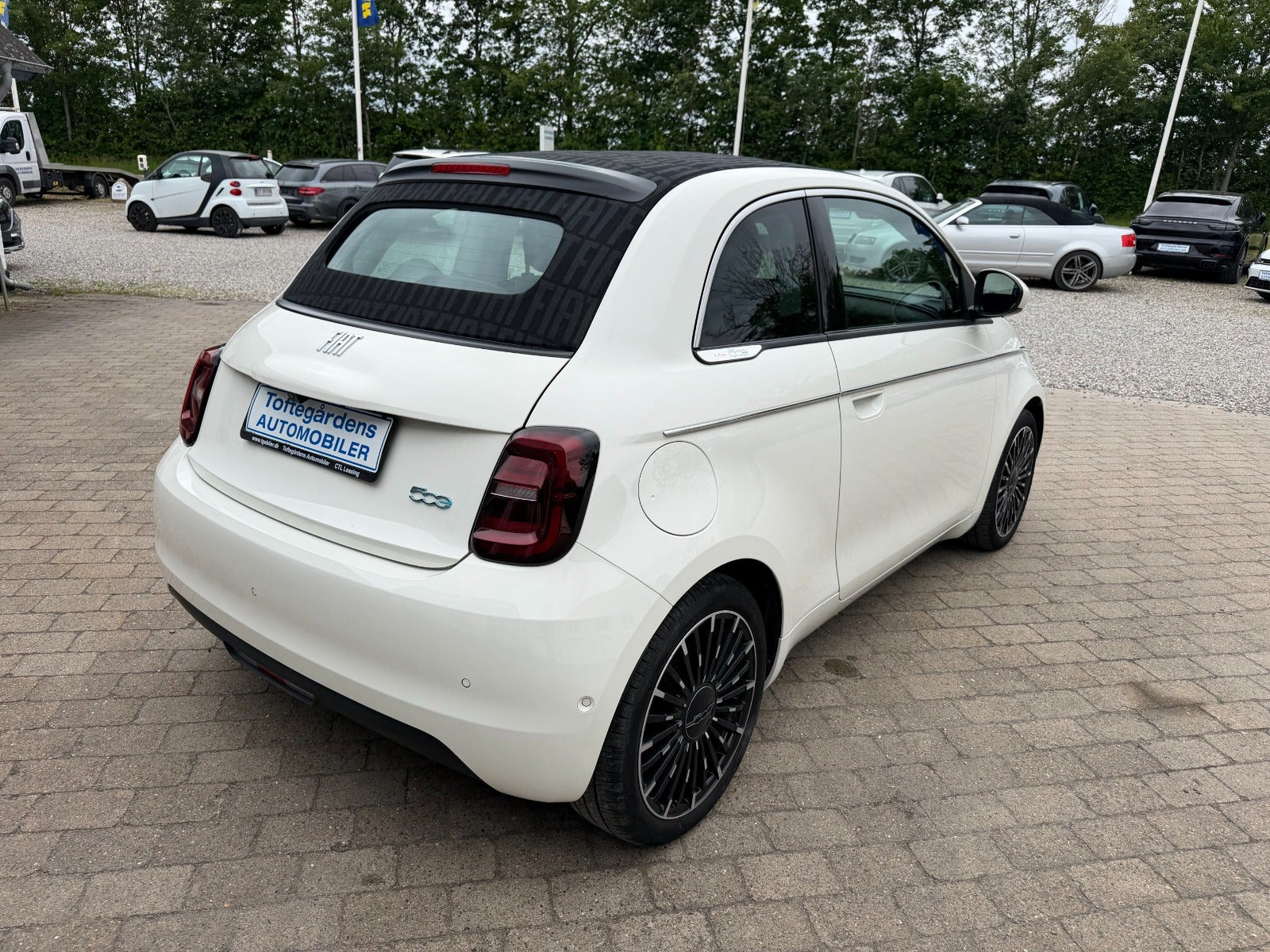 Hvid Fiat 500e fra 2023