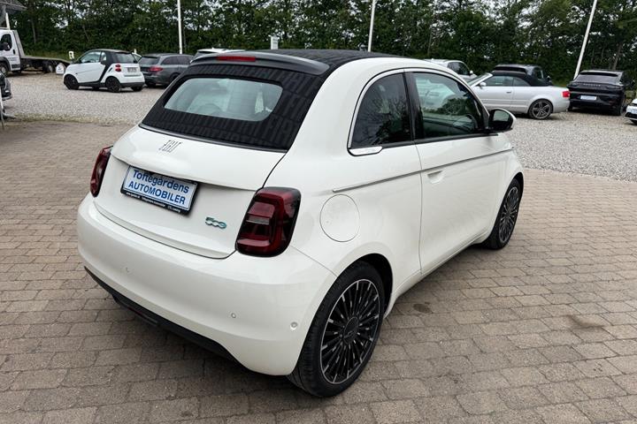 Hvid Fiat 500e fra 2023