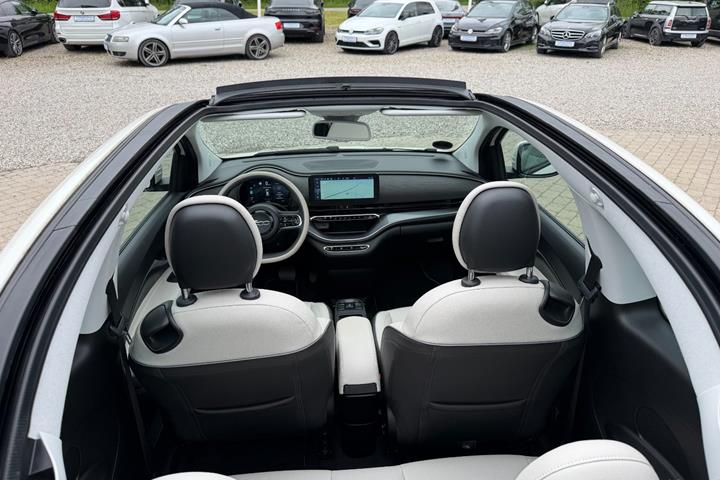 Hvid Fiat 500e fra 2023