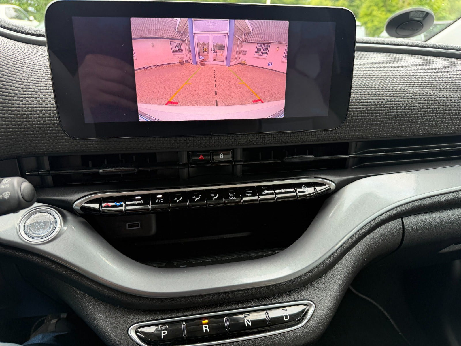 Hvid Fiat 500e fra 2023