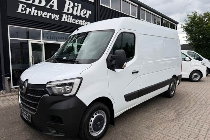 Hvid Renault Master IV T33 fra 2020 set udefra