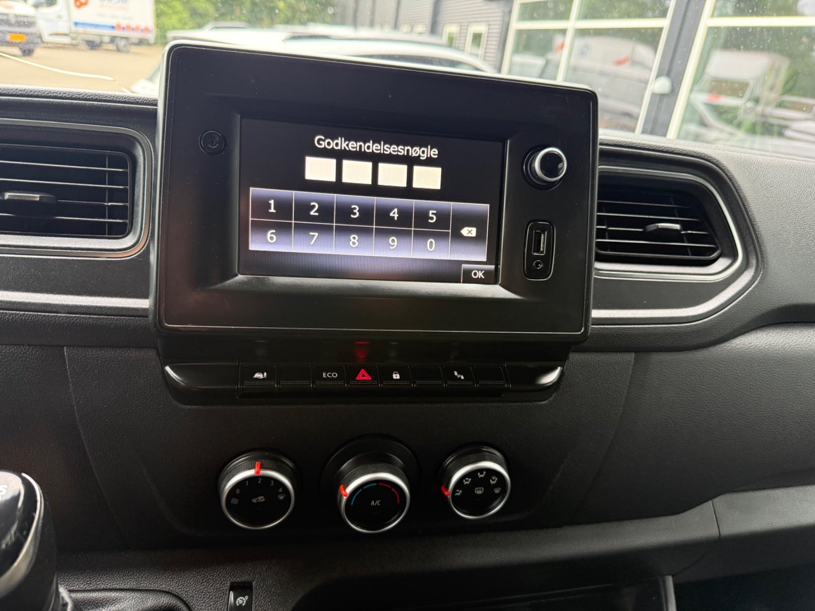 Hvid Renault Master IV T33 fra 2020