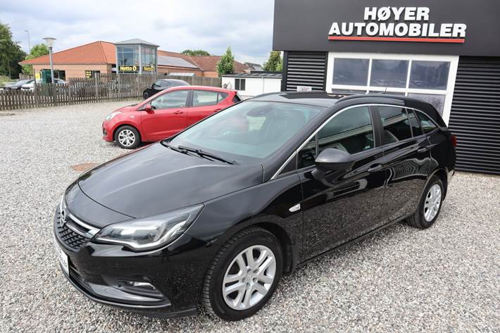 Sort Opel Astra fra 2018 set udefra