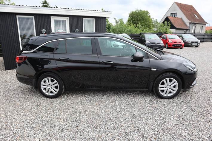Sort Opel Astra fra 2018