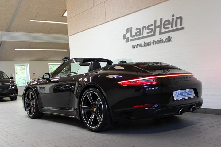 Sort Porsche 911 Carrera 4S fra 2017