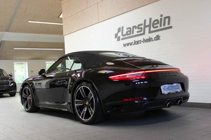 Sort Porsche 911 Carrera 4S fra 2017