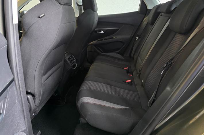 Grøn Peugeot 3008 fra 2017