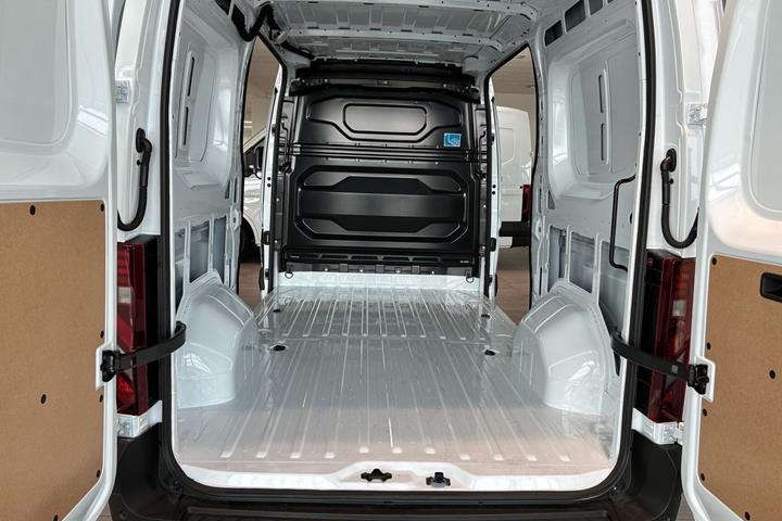 Hvid Renault Master V T33 fra 2026