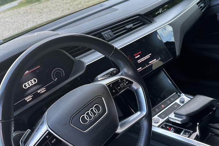 Sort Audi e-tron fra 2021