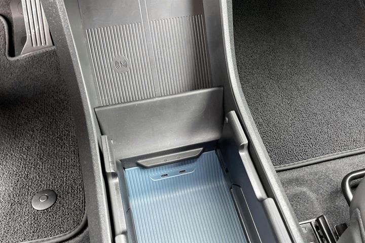 Grå Volvo EX30 fra 2025