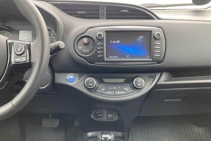 Grå Toyota Yaris fra 2019