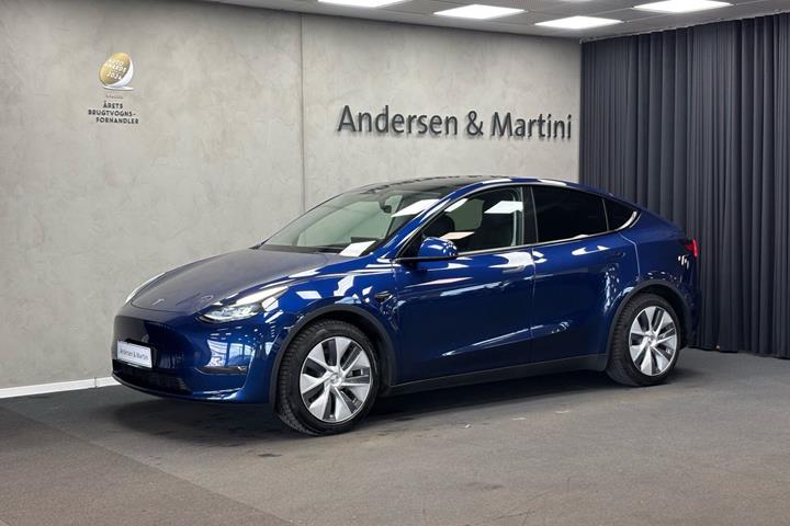 Blå Tesla Model Y fra 2023