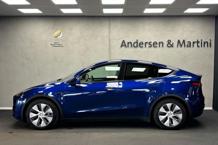 Blå Tesla Model Y fra 2023
