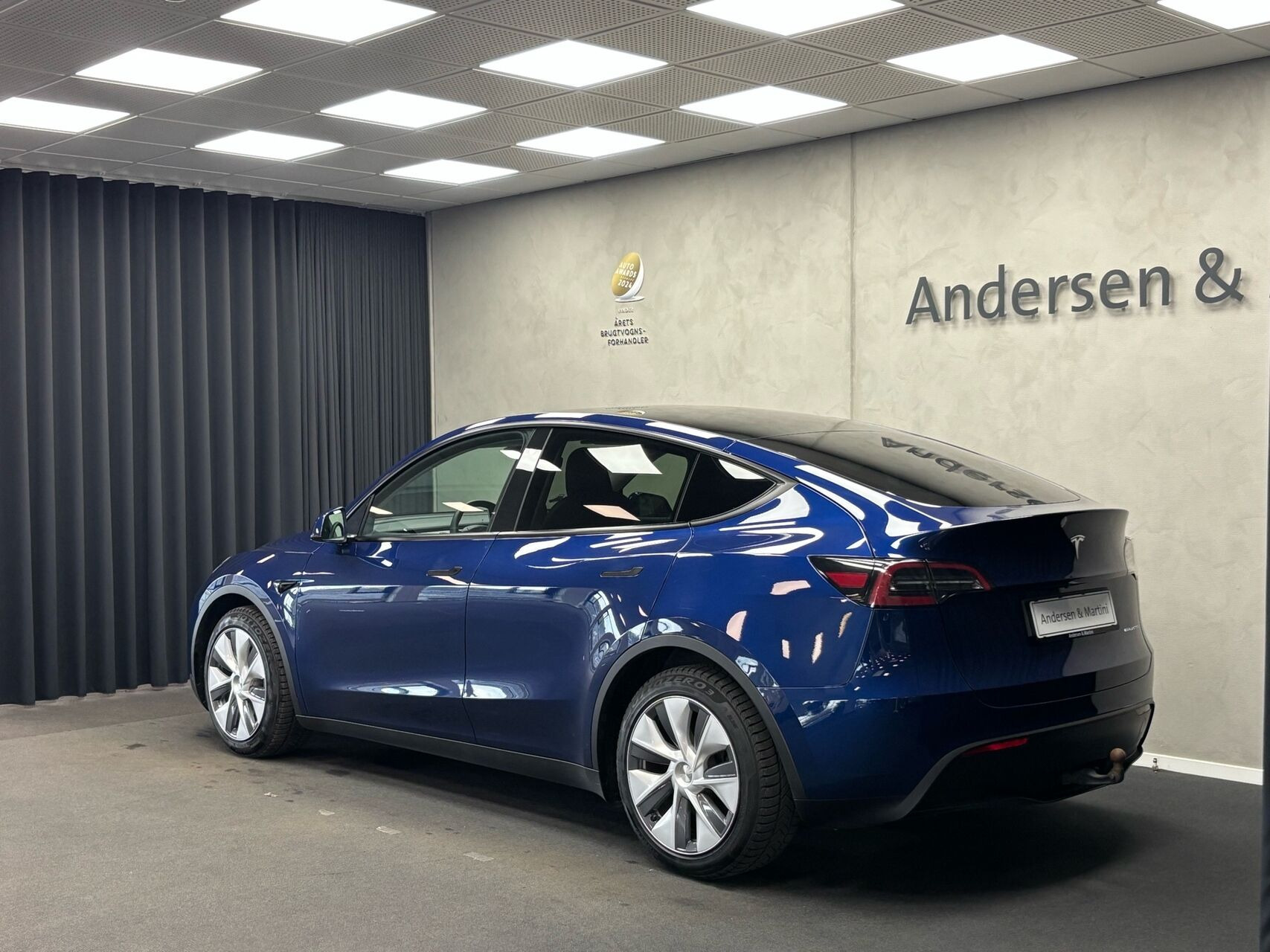 Blå Tesla Model Y fra 2023
