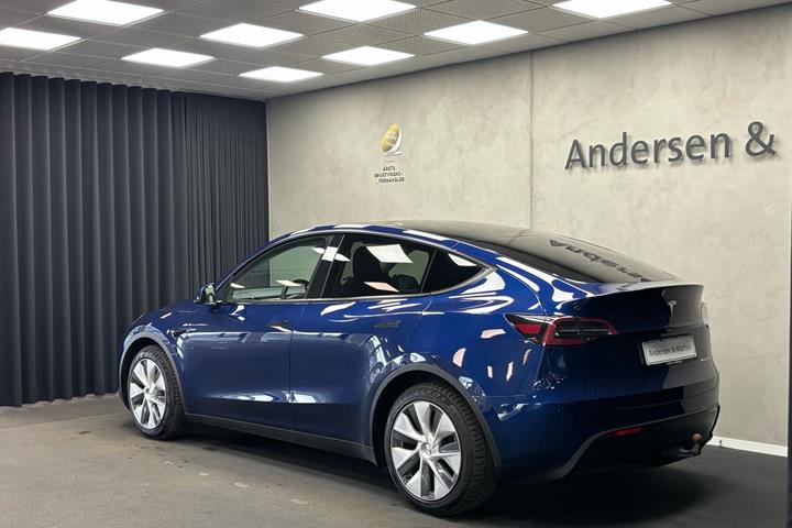 Blå Tesla Model Y fra 2023