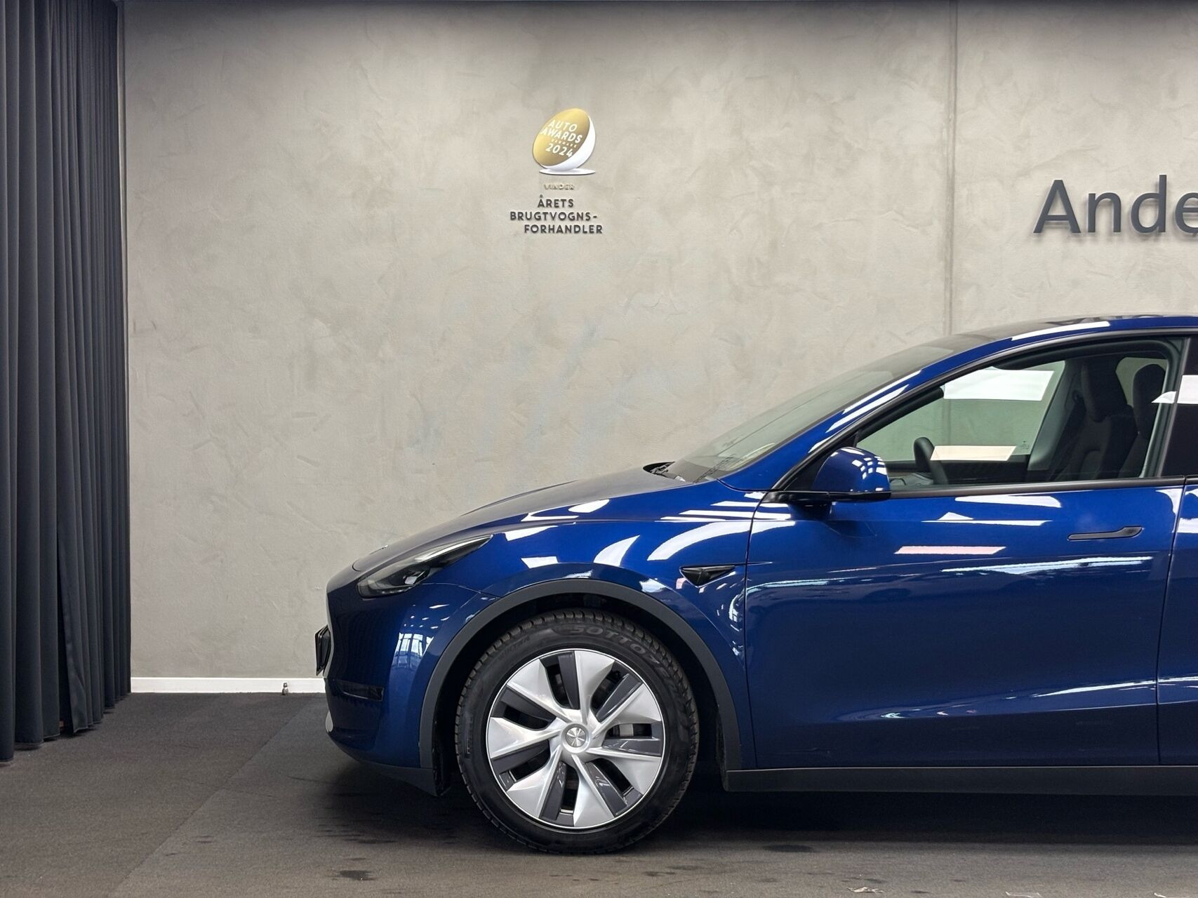 Blå Tesla Model Y fra 2023