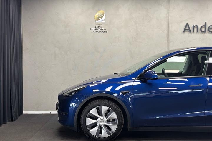 Blå Tesla Model Y fra 2023