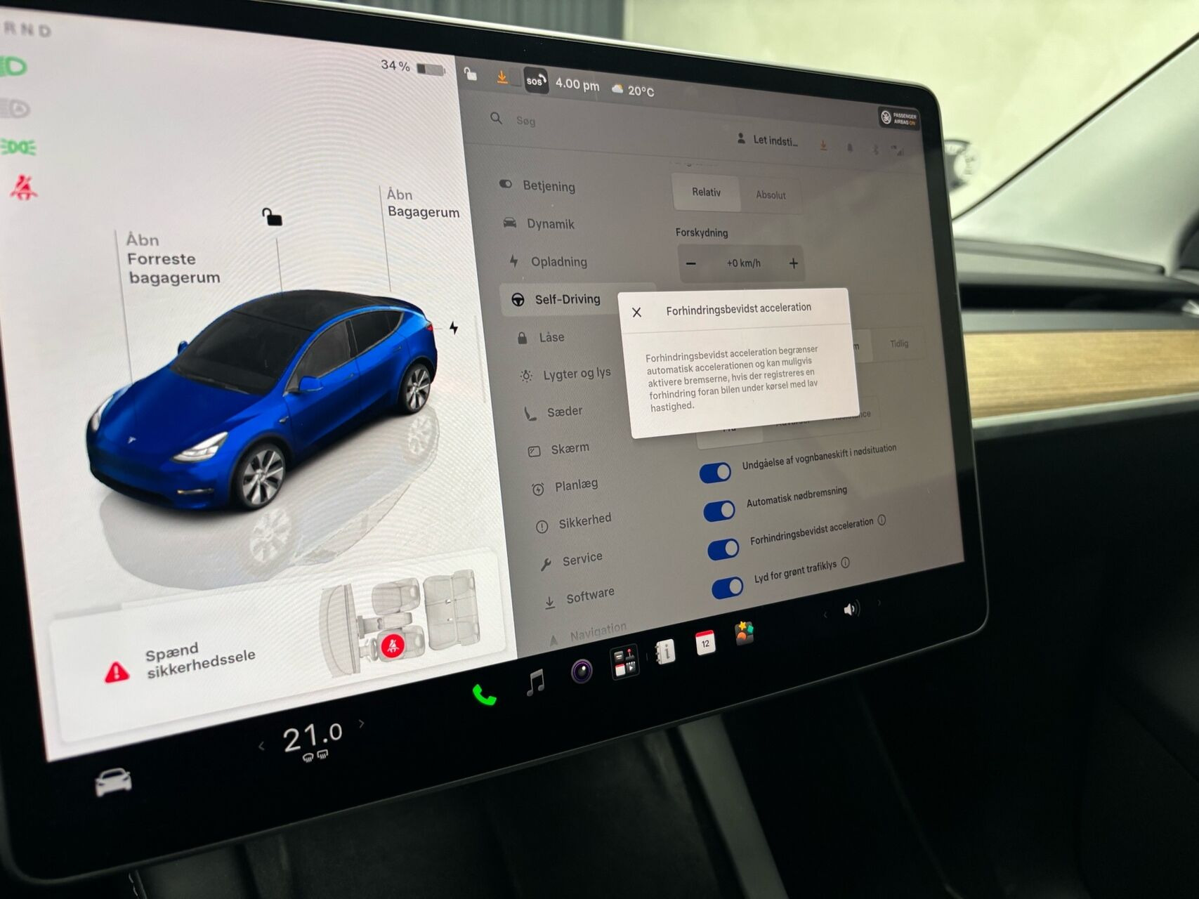 Blå Tesla Model Y fra 2023