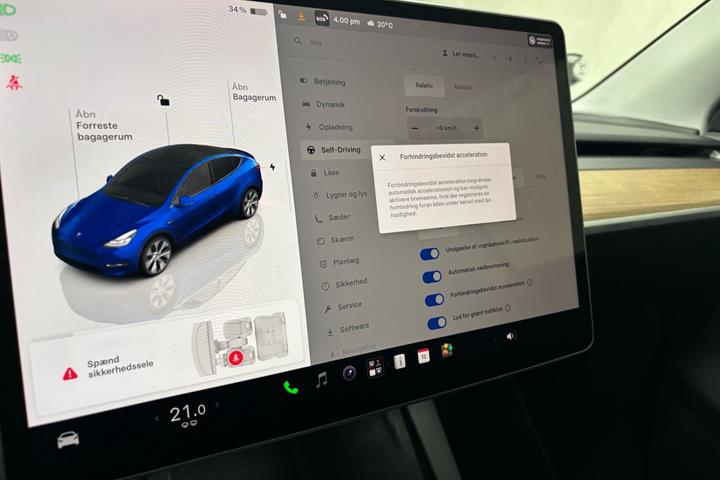 Blå Tesla Model Y fra 2023