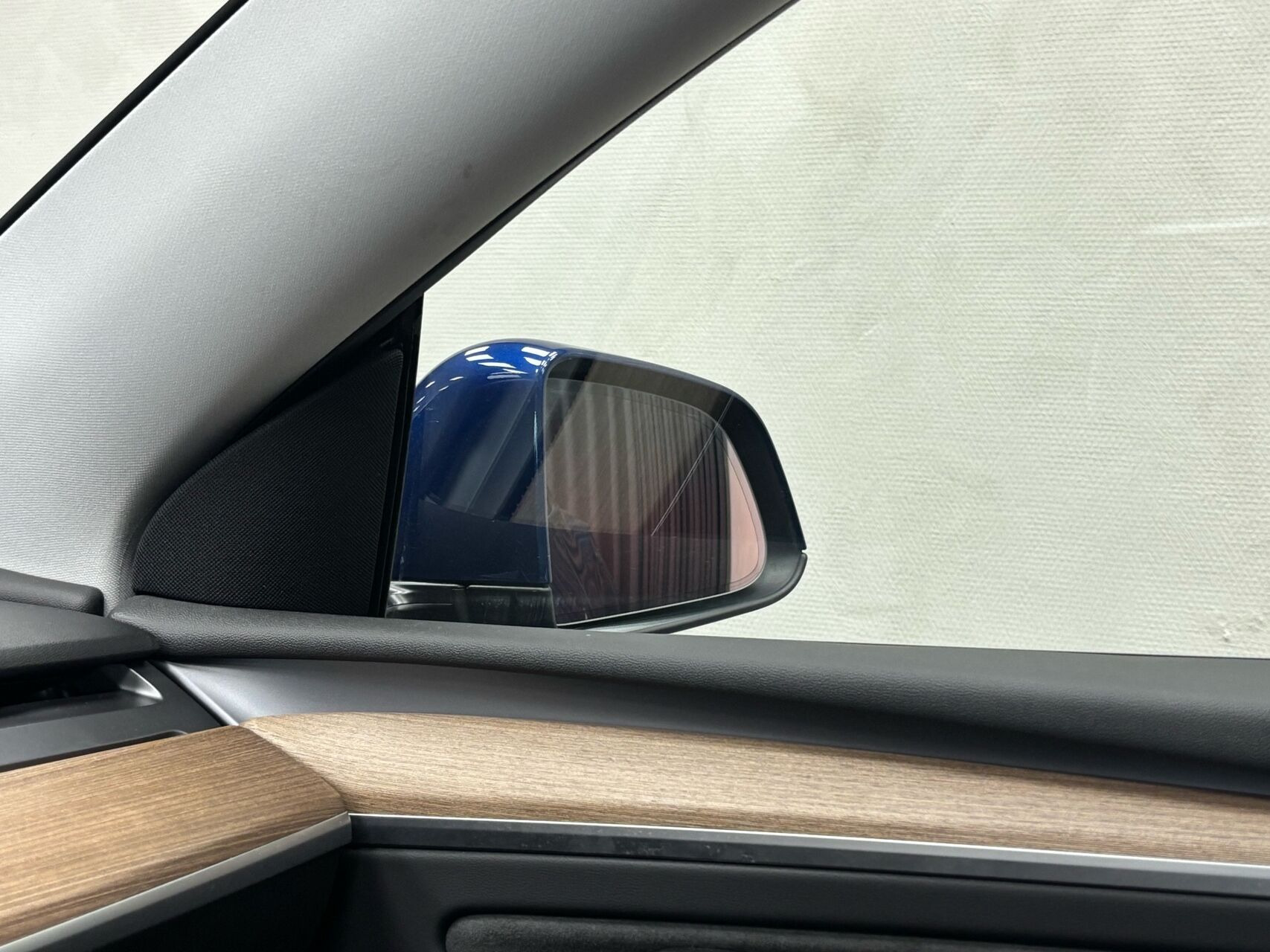 Blå Tesla Model Y fra 2023