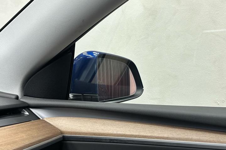 Blå Tesla Model Y fra 2023