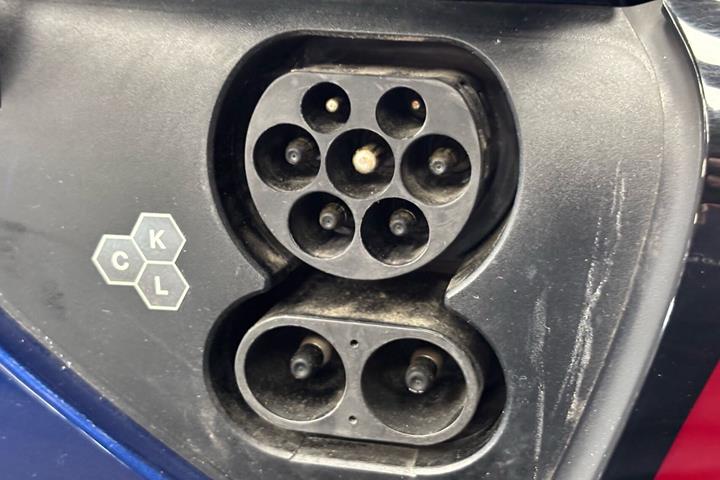 Blå Tesla Model Y fra 2023