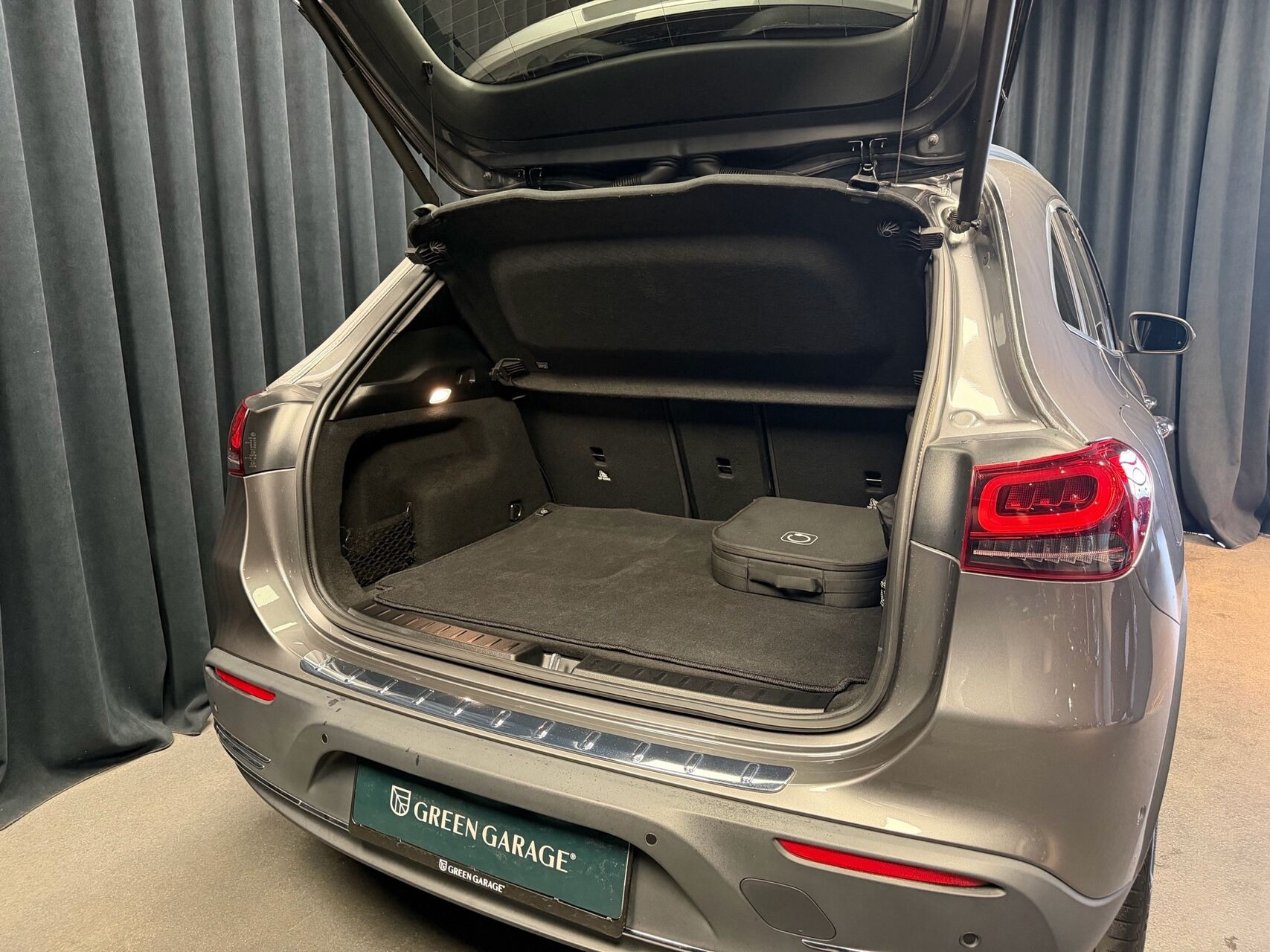 Grå Mercedes EQA 250 fra 2023