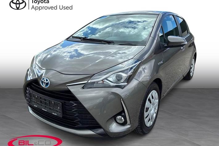 Grå Toyota Yaris fra 2020
