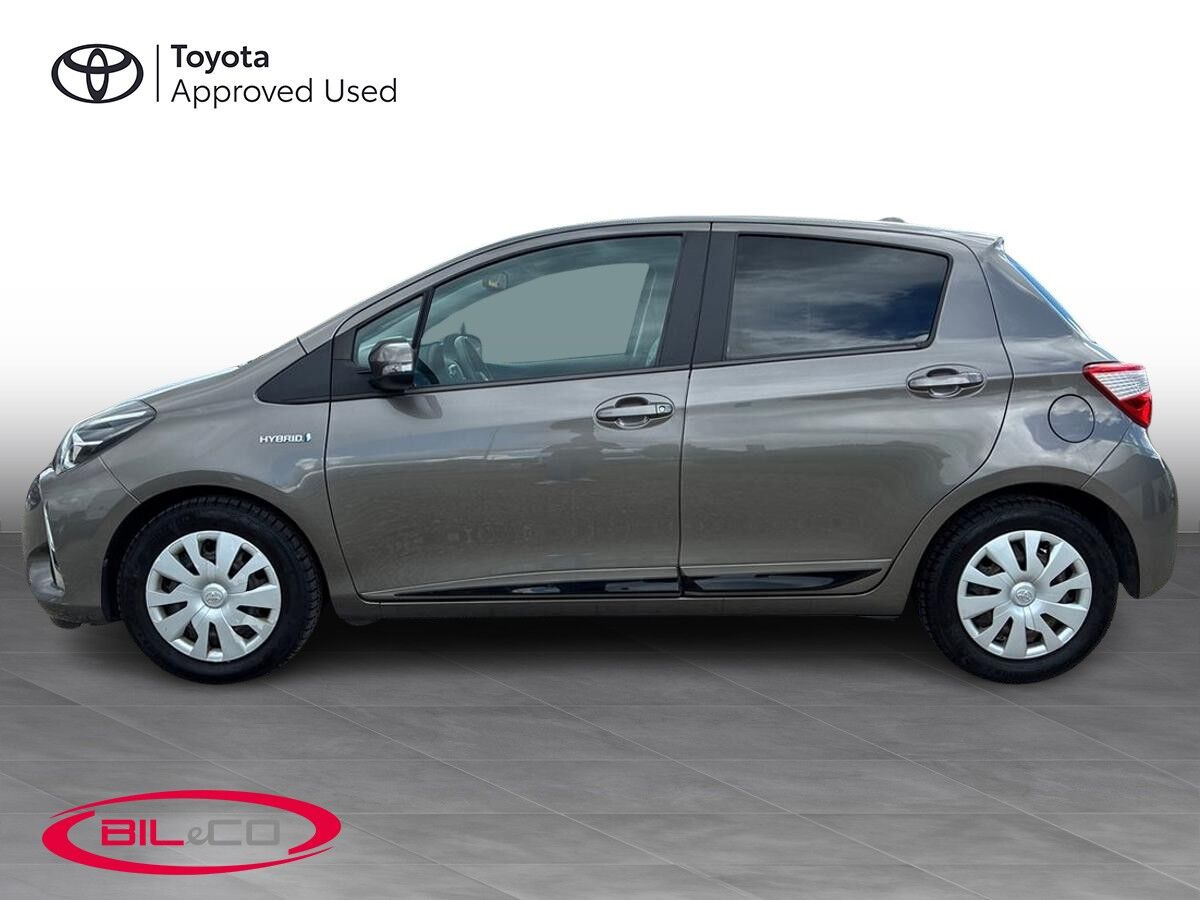 Grå Toyota Yaris fra 2020
