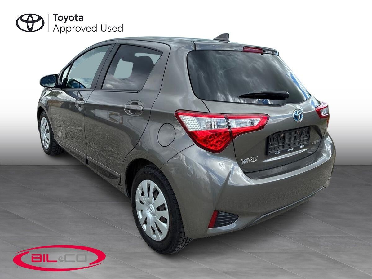 Grå Toyota Yaris fra 2020