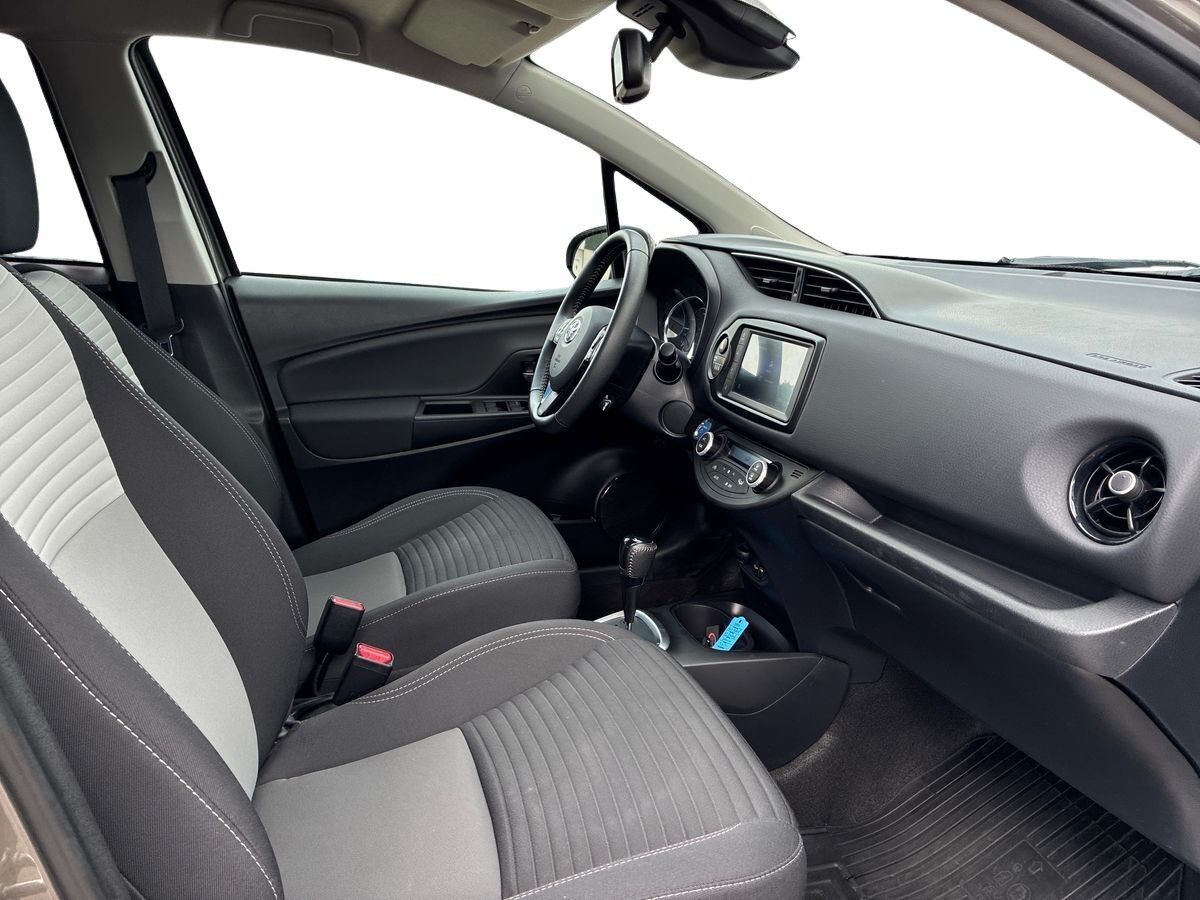 Grå Toyota Yaris fra 2020