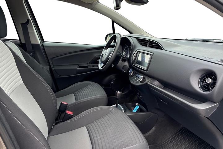Grå Toyota Yaris fra 2020