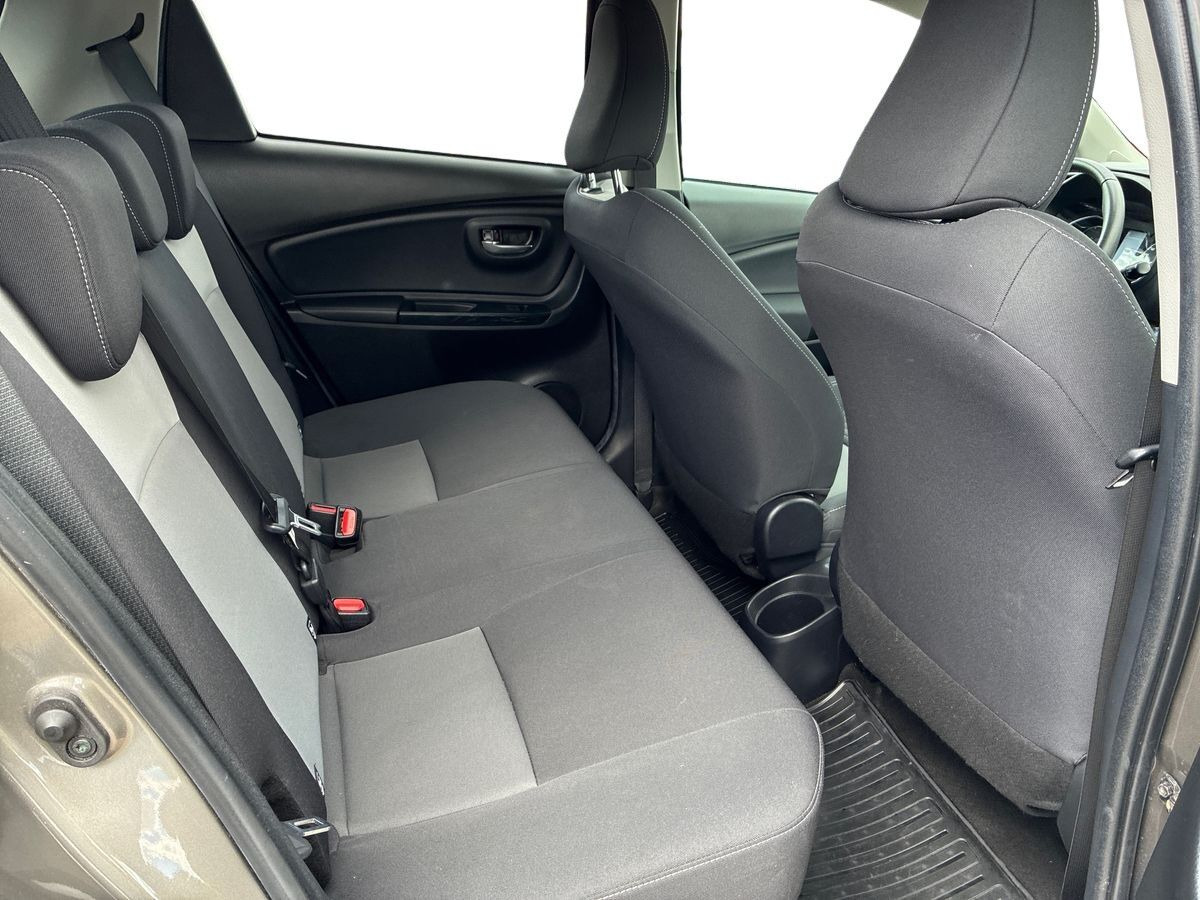 Grå Toyota Yaris fra 2020