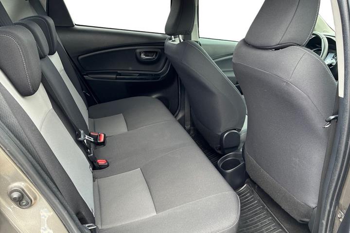 Grå Toyota Yaris fra 2020