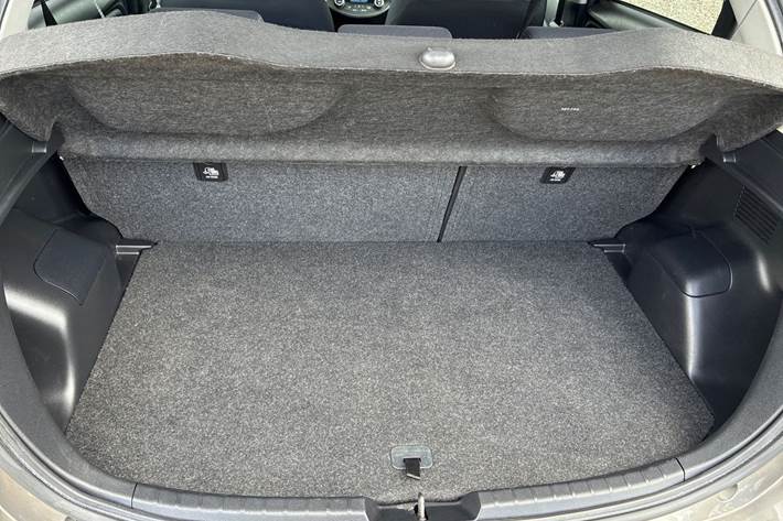 Grå Toyota Yaris fra 2020