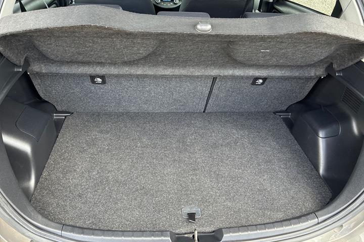 Grå Toyota Yaris fra 2020