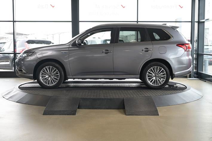 Grå Mitsubishi Outlander fra 2019