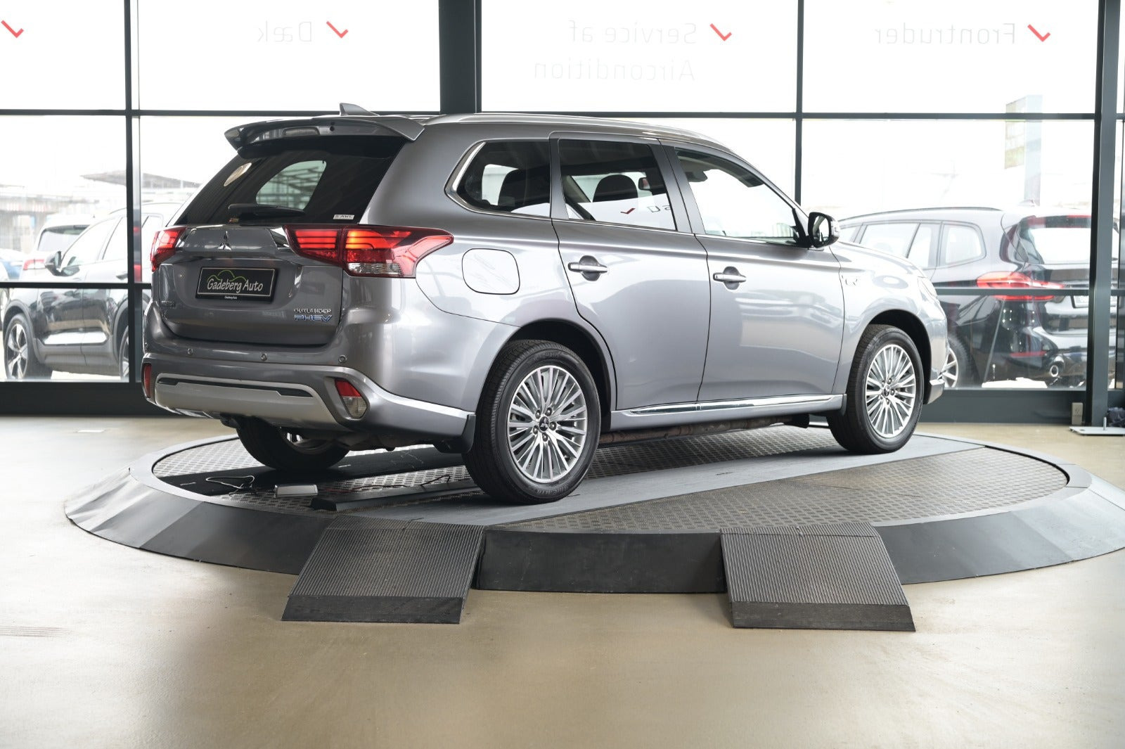 Grå Mitsubishi Outlander fra 2019