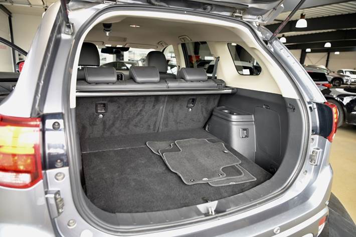 Grå Mitsubishi Outlander fra 2019