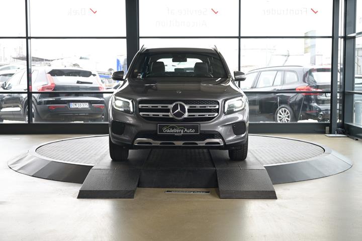 Grå Mercedes GLB220 d fra 2021 set udefra