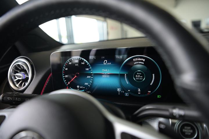 Grå Mercedes GLB220 d fra 2021 set indefra