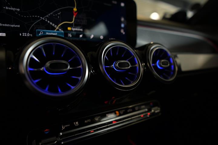 Grå Mercedes GLB220 d fra 2021