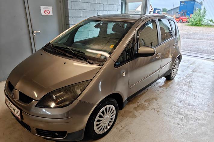 Gul Mitsubishi Colt fra 2007