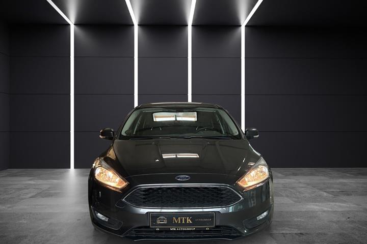 Grå Ford Focus fra 2016