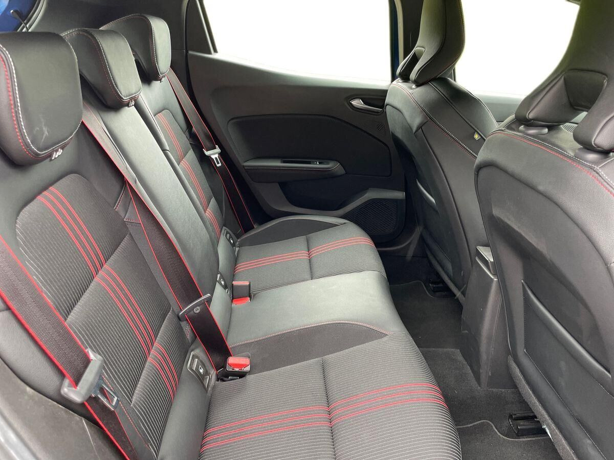 Blå Renault Clio V fra 2019