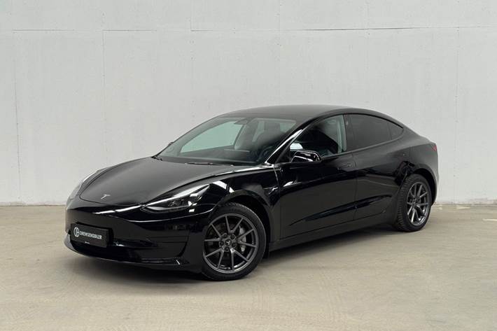Sort Tesla Model 3 fra 2022 set udefra